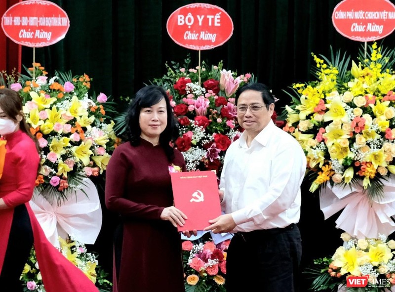 Thủ tướng Chính phủ Phạm Minh Chính trao quyết định Quyền Bộ trưởng Bộ Y tế cho bà Đào Hồng Lan.