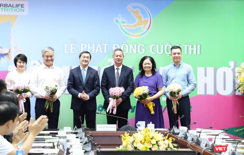 Thứ trưởng Bộ Y tế Trần Văn Thuấn tặng hoa Hội đồng giám khảo cuộc thi