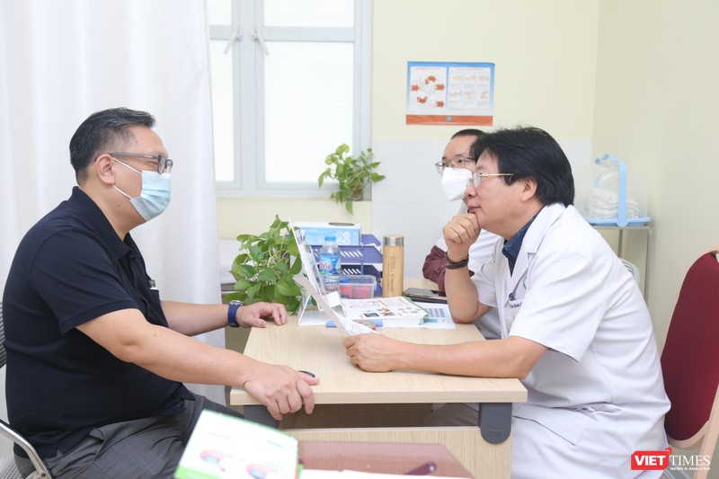 GS.TS. Trần Bình Giang - Giám đốc Bệnh viện Việt Đức, một chuyên gia về phẫu thuật điều trị béo phì - tư ván cho bệnh nhân