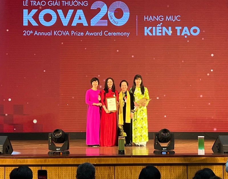 Bà Nguyễn Thị Doan - nguyên Phó Chủ tịch nước, Chủ tịch Trung ương Hội Khuyến học Việt Nam - trao Giải thưởng KOVA ở hạng mục Kiến tạo cho các nhà khoa học