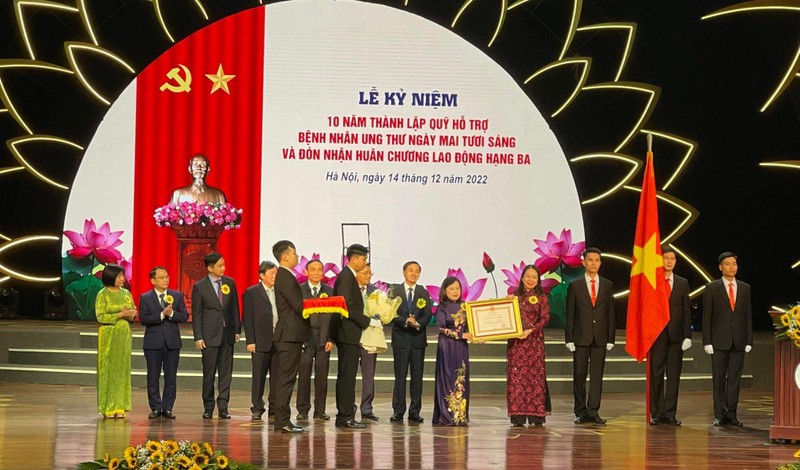 Phó Chủ tịch nước Võ Thị Ánh Xuân trao Huân chương Lao động hạng Ba cho Quỹ Hỗ trợ bệnh nhân ung thư - Ngày mai tươi sáng (Bộ Y tế). 