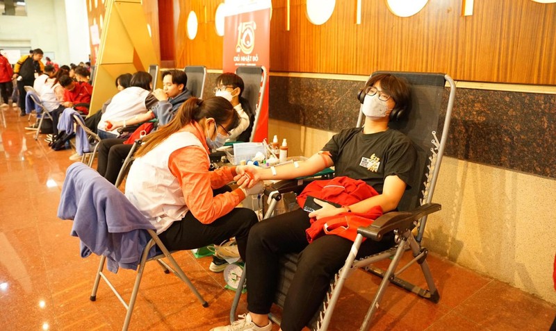 Đông đảo sinh viên, thanh niên đến hiến máu tình nguyện tại buổi khai mạc Chủ nhật Đỏ 2023