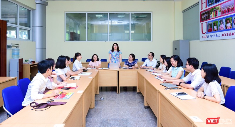 PGS.TS. Thầy thuốc Ưu tú Kim Bảo Giang (người đứng) với các học trò của mình trong một giờ giảng