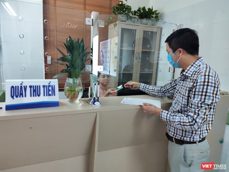 Người bệnh dễ dàng thanh toán viện phí qua thẻ tại Bệnh viện Da liễu Trung ương (Ảnh: Minh Thúy) 
