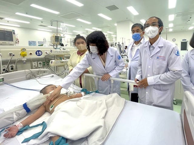 Nhiều trẻ bị tay chân miệng nặng đang phải điều trị tích cực tại Bệnh viện Nhi đồng 1 TP.HCM (ảnh: Bộ Y tế)