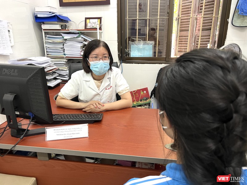 TS. Lê Thị Thu Hà – Trưởng phòng Sử dụng chất và Y học hành vi Viện Sức khỏe Tâm thần - tư vấn cho một nữ bệnh nhân 