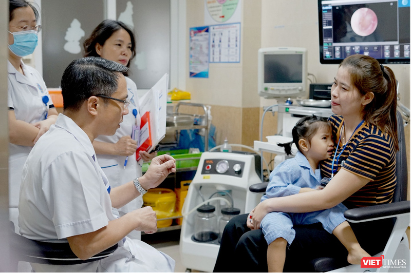 TS.BS Lê Anh Tuấn – Trưởng Khoa Tai Mũi Họng Trẻ em, Phó Giám đốc Bệnh viện tái khám sau phẫu thuật cho bé Cao Cát T.