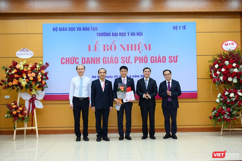 Lễ bổ nhiệm chức danh giáo sư với giáo sư Đoàn Quốc Hưng - Phó Hiệu trưởng Trường Đại học Y Hà Nội