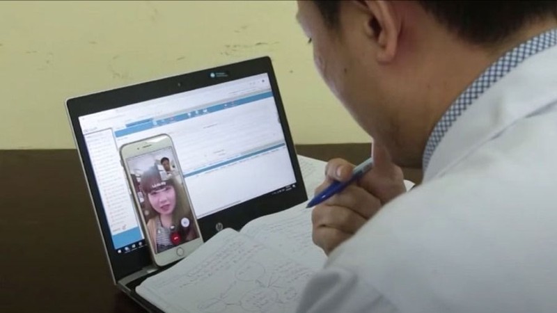 Bác sĩ khám online cho bệnh nhân (ảnh: Ivie)