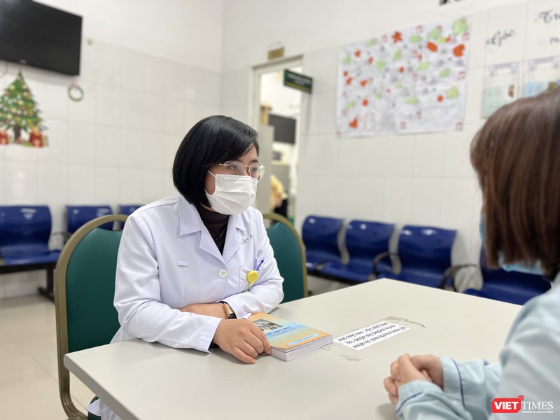 BS. Trịnh Thị Vân Anh - Phòng Rối loạn liên quan đến stress và Sức khoẻ tình dục & giới tính - tư vấn cho bệnh nhân