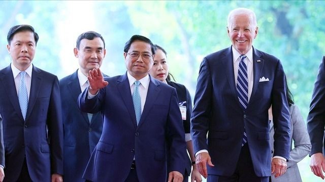 Thủ tướng Phạm Minh Chính chào mừng Tổng thống Joe Biden tới thăm Việt Nam đúng vào dịp kỷ niệm 10 năm xác lập khuôn khổ Đối tác toàn diện - Ảnh: VGP/Nhật Bắc