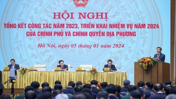 Các đồng chí lãnh đạo chủ trì Hội nghị tổng kết công tác năm 2023, triển khai nhiệm vụ năm 2024 của Chính phủ và chính quyền địa phương. Ảnh VGP/Nhật Bắc