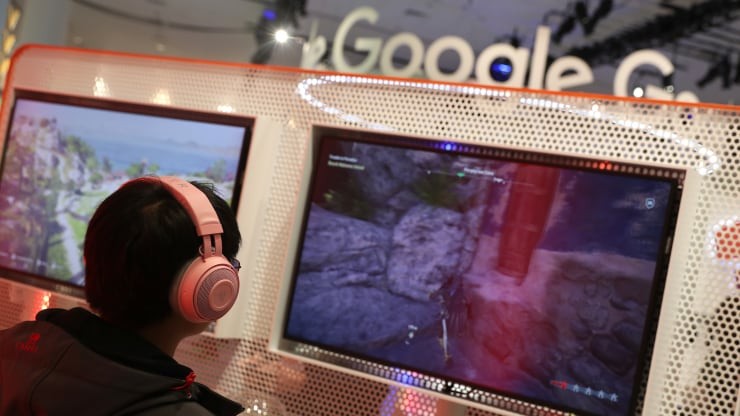 Một người đang chơi trên nền tảng trò chơi Stadia của Google tại một gian hàng trong Hội nghị Nhà phát triển trò chơi GDC 2019. Ảnh: CNBC