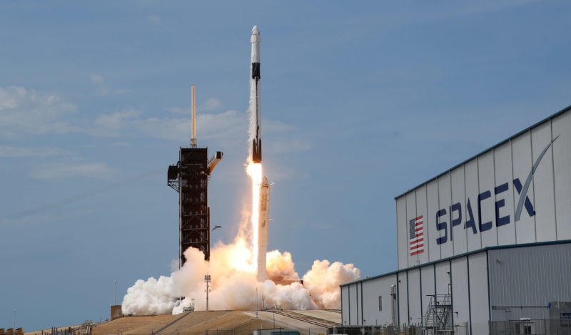 Tên lửa SpaceX Falcon 9 và tàu Dragon Dragon trong nhiệm vụ SpaceX Demo-2 của NASA đưa hai phi hành gia Douglas Hurley và Robert Behnken đến Trạm vũ trụ quốc tế từ Trung tâm vũ trụ Kennedy của NASA ở Cape Canaveral, Florida, Mỹ, ngày 30 tháng 5 năm 2020. 