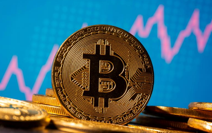 Bitcoin lần đầu tiên tăng vượt mức 30.000 USD, chỉ vài tuần sau khi phá mốc quan trọng 20.000 USD. Ảnh: Reuters