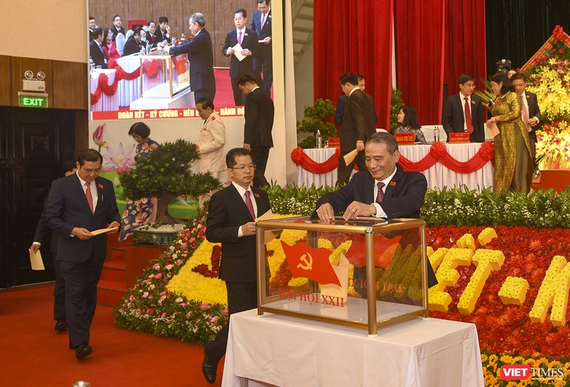 Các đại biểu bỏ phiếu bầu Ban Chấp hành Đảng bộ TP Đà Nẵng khoá XXII.