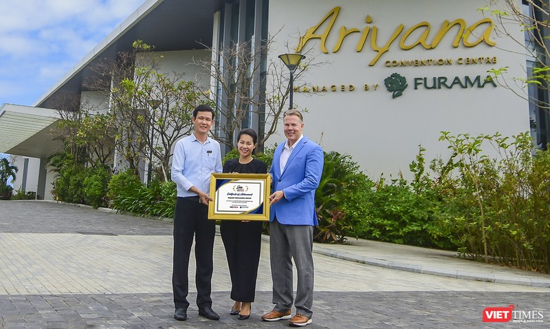 Đại diện Cung Hội nghị Quốc tế Ariyana Đà Nẵng cùng Giải thưởng M&C Asia Stella Awards 2020 với danh hiệu Cung hội nghị tốt nhất” khu vực Đông Nam Á.