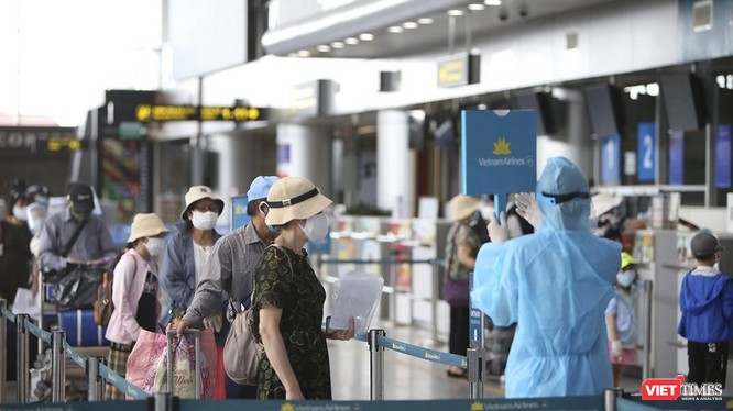 Người dân tuân thủ đeo khẩu trang tại Nhà ga sân bay quốc tế Đà Nẵng