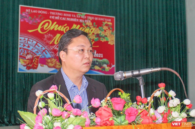Ông Lê Trí Thanh - Chủ tịch UBND tỉnh Quảng Nam tại buổi trò chuyện với hàng trăm học viên tại Trung tâm Cai nghiện ma túy tỉnh Quảng Nam.