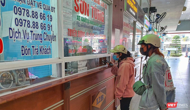Hành khách mua vé xe tại Bễn xe Trung tâm TP Đà Nẵng