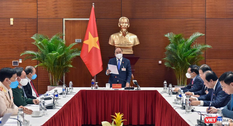 Thủ tướng Chính phủ Nguyễn Xuân Phúc chỉ đạo công tác phòng chống dịch COVID-19 (ảnh VGP)