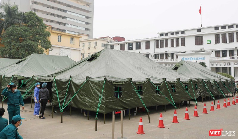 Bệnh viện dã chiến Bạch Mai được hoàn thành chỉ sau 4 tiếng đồng hồ (Ảnh Đỗ Hằng)