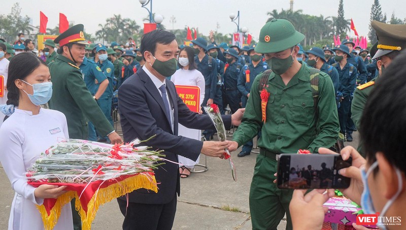 Chủ tịch UBND TP Đà Nẵng Lê Trung Chinh tặng hoa cho tân binh trong ngày tuyển quân năm 2021 