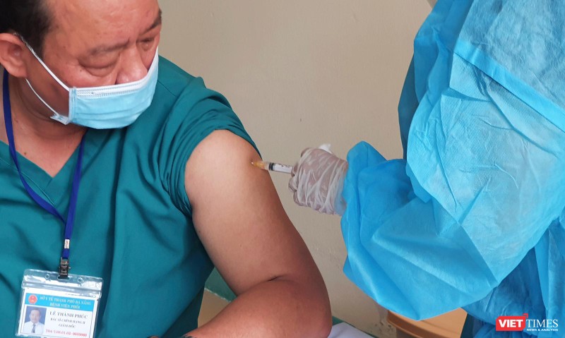 Bác sĩ Lê Thành Phúc - Giám đốc Bệnh viện Phổi Đà Nẵng - được nhân viên y tế tiêm vaccine COVID-19