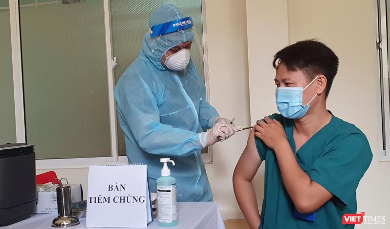 Lực lượng y tế tiêm vắc xin COVID-19 cho các bác sĩ, nhân viên y tế tại Đà Nẵng