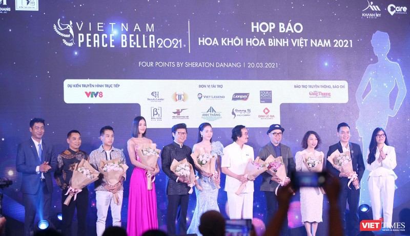 Ban tổ chức tặng hoa cho các thành viên Ban giám khảo “Cuộc thi Hoa khôi Hòa bình Việt Nam 2021”
