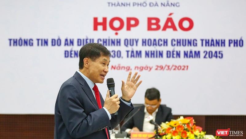 Ông Johnathan Hạnh Nguyễn - Chủ tịch Tập đoàn Liên Thái Bình Dương (IPPG) tại buổi họp báo