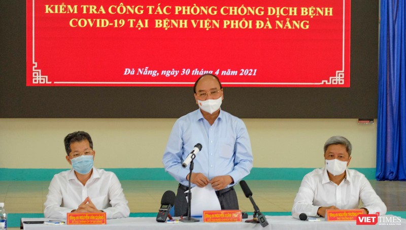 Chủ tịch nước Nguyễn Xuân Phúc và đoàn công tác trong chuyến kiểm tra công tác phòng, chống dịch COVID-19 tại TP Đà Nẵng