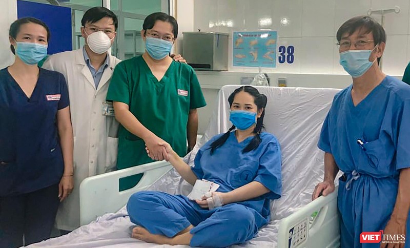Nữ điều dưỡng bị sốc phản vệ sau tiêm vắc xin COCID-19 ở Đà Nẵng được các đồng nghiệp đến chúc mừng sau khi bình phục (ảnh AD)