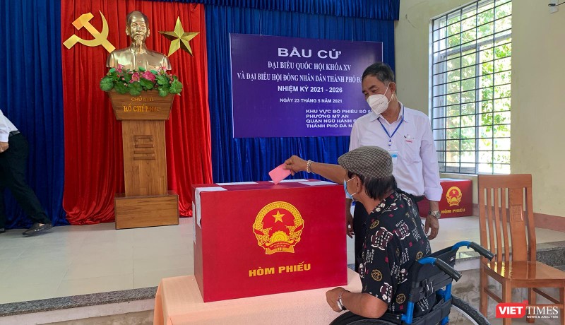 Cử tri Đà Nẵng đi bỏ phiếu bầu ra đại biểu Quốc hội và đại biểu HĐND TP (Ảnh Khánh Hưng)