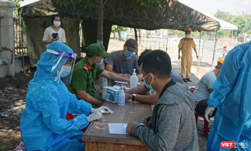 Người dân thực hiện khai báo tại các chốt kiểm soát phòng dịch COVID-19 tại khu vực giáp ranh Đà Nẵng và Quảng Nam