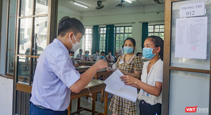 Thí sinh tham dự kỳ thi tuyển sinh lớp 10 ở Đà Nẵng làm thù tục vào phòng thi.