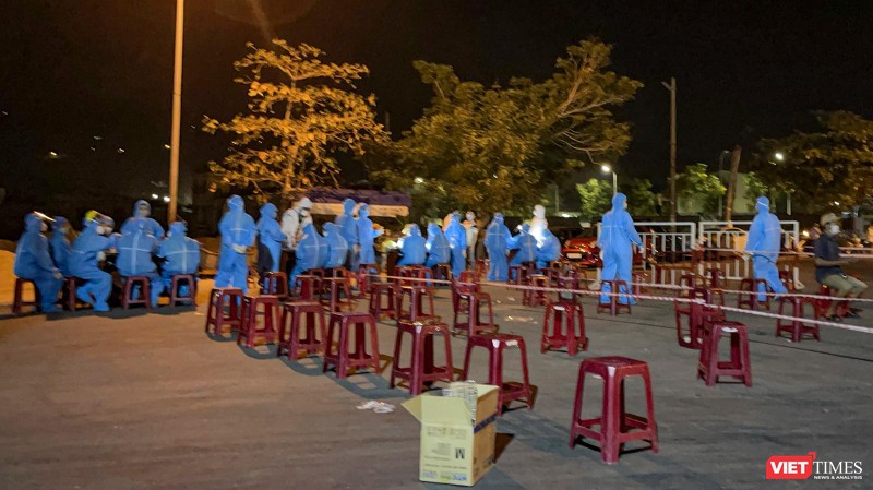 Lực lượng y tế Đà Nẵng tổ chức lấy mẫu xét nghiệm cho toàn bộ người có mặt tại Cảng cá Thọ Quang trong đêm 28/6 (Ảnh Ngọc Thuỷ)
