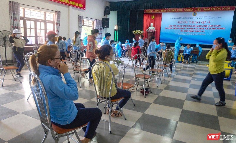 Lực lượng y tế lấy mẫu xét nghiệm COVID-19 cho người dân Đà Nẵng 