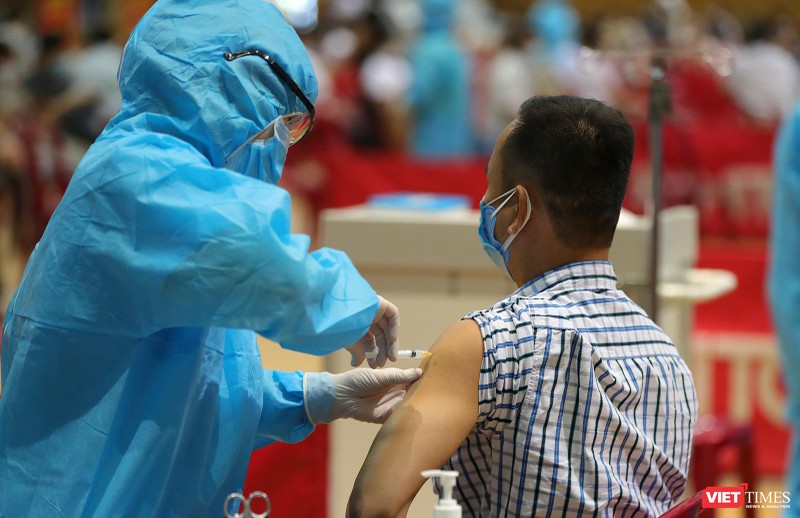 Lực lượng y tế Đà Nẵng tiêm vaccine phòng COVID-19 cho người dân 