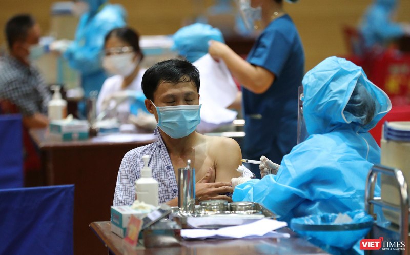 Lực lượng CDC Đà Nẵng tiêm vaccine phòng COVID-19 cho người dân tại cung thể thao Tiên Sơn