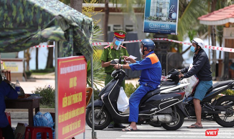 Lực lượng công an kiểm soát người dân và phương tiện lưu thông bằng giấy đi đường ở TP Đà Nẵng