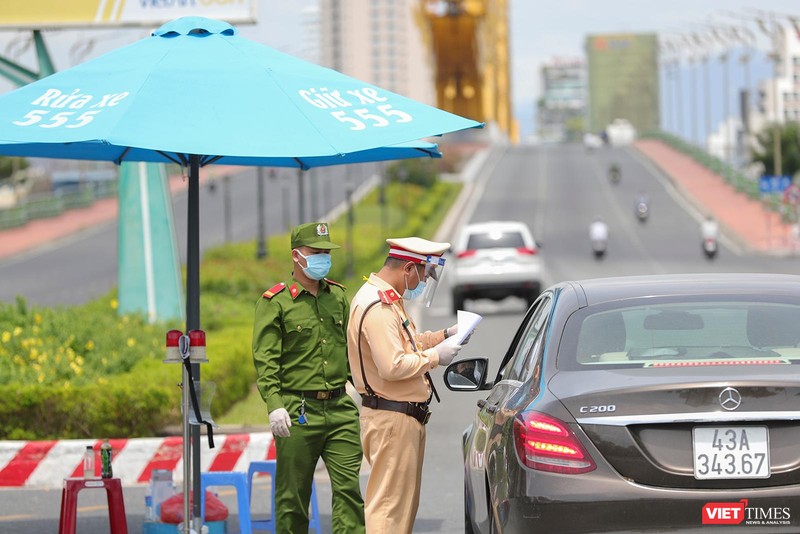 Lực lượng công an tại chốt kiểm soát dịch trên địa bàn TP Đà Nẵng kiểm tra giấy đi đường của người dân