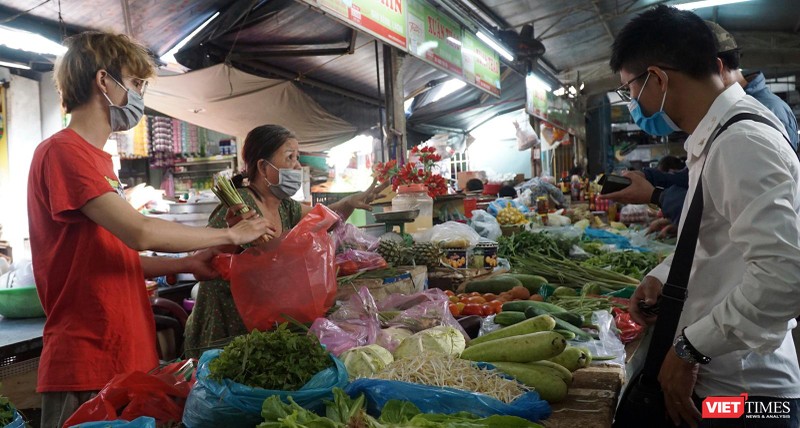Người dân Đà Nẵng đi chợ trước khi toàn TP thực hiện phong toả tuyệt đối