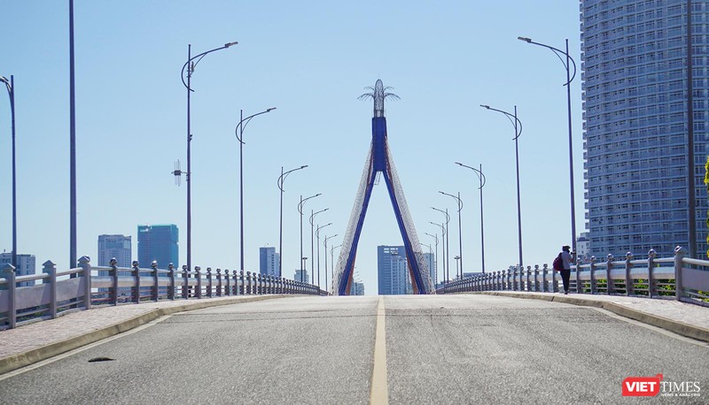 Cầu quay Sông Hàn trong ngày toàn TP Đà Nẵng thực hiện "ai ở đâu ở đó"