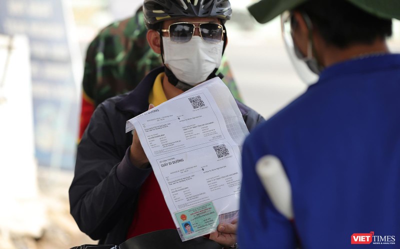 Người dân Đà Nẵng sử dụng giấy đi đường QRCode khi qua chốt kiểm soát