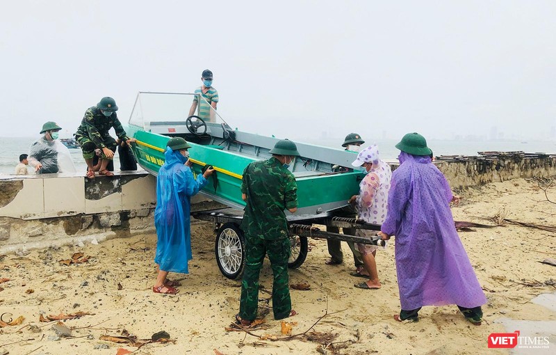 Lực lượng Bộ đội Biên phòng giúp người dân Đà Nẵng ứng phó với bão số 5