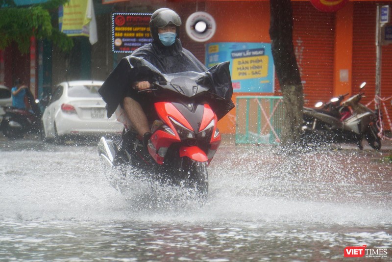 Bắt đầu từ sáng ngày 11/9, Đà Nẵng đã bắt đầu có gió to và mưa lớn khiến nhiều tuyến đường bị ngập sâu