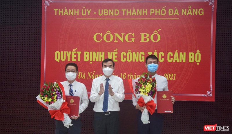 Ông Lê Trung Chinh - Chủ tịch UBND TP Đà Nẵng trao hoa chúc mừng ông Nguyễn Hà Nam (bìa phải) và ông Nguyễn Hà Bắc (bìa trái) nhận nhiệm vụ mới