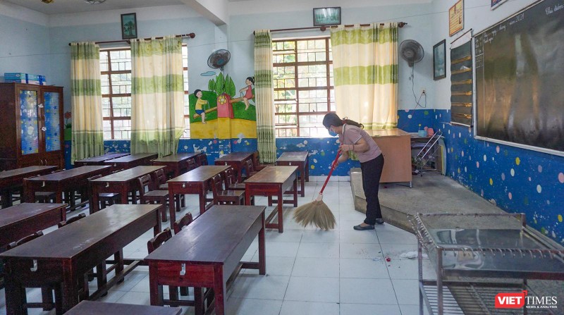 Nhân viên dọn dẹp phòng học để đón học sinh trở lại lớp