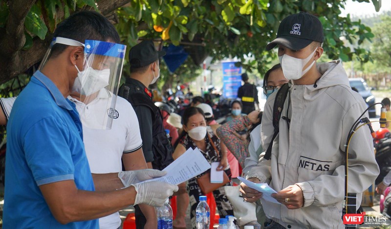 Người dân từ các địa phương làm thủ tục đi vào TP Đà Nẵng tại các chốt kiểm soát phòng dịch COVID-19